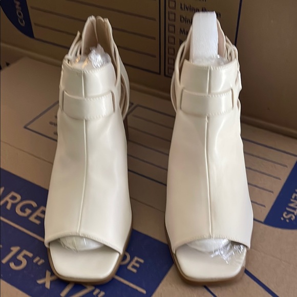 Cream Streamlined Heeled Boots with Modern Silhouette - Picture 2 of 6